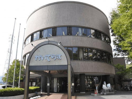 山梨県地場産業センターかいてらす（施設内駐車場有:無料）